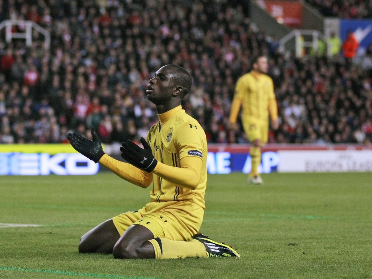 Moussa Konate z Maccabi Tel Aviv po nevyužitej príležitosti proti anglickému tímu Stoke City v zápase Európskej ligy (20.10.)