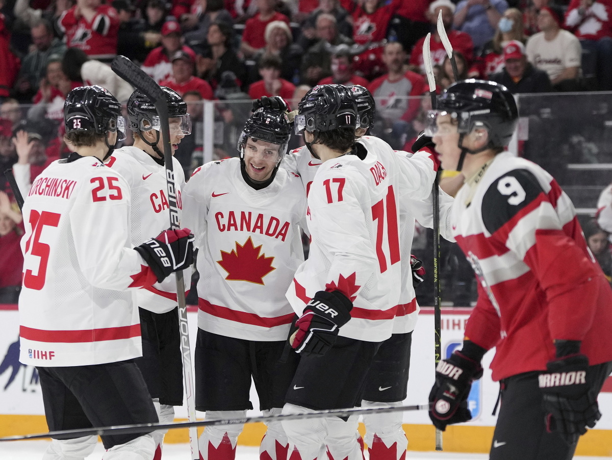 Hráči Kanady oslavujú gól v zápase proti Rakúsku