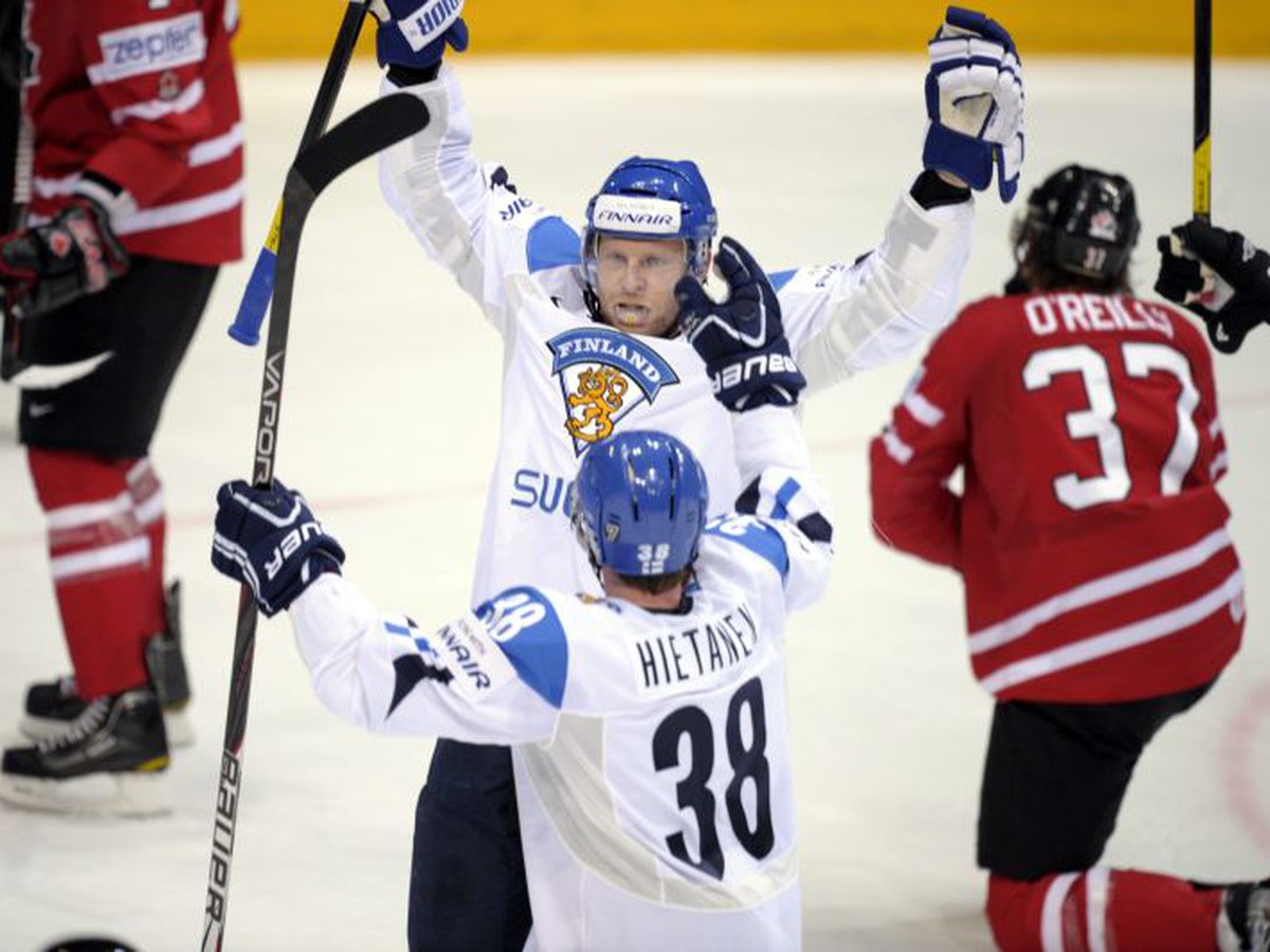 Mikko Koivu a Juuso Hietanen sa tešia z gólu