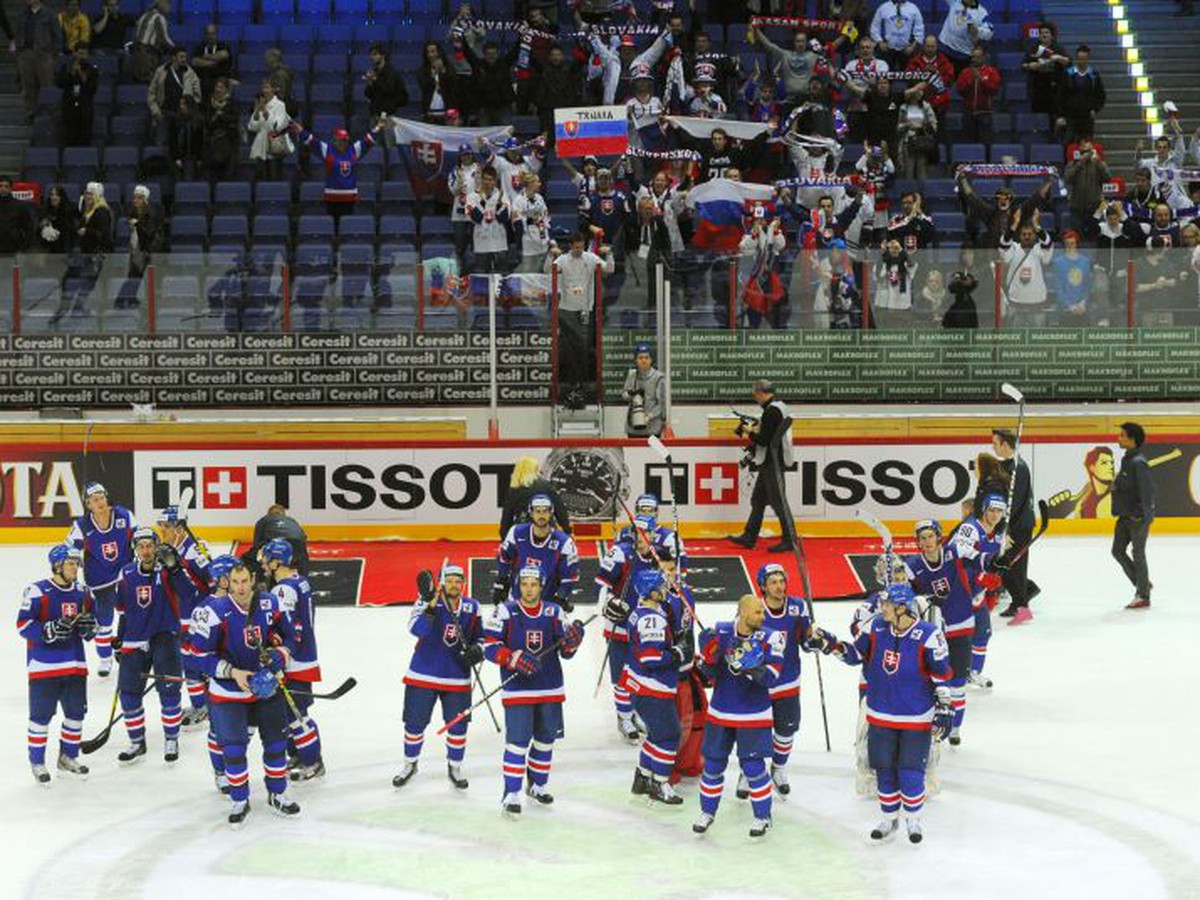 Slovenskí hokejisti po výhre ďakujú fanúšikom
