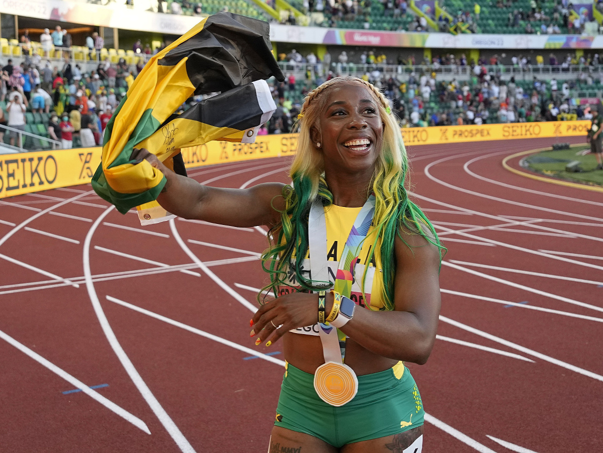 Jamajská atlétka Shelley-Ann Fraserová-Pryceová sa teší po víťazstve vo finále behu na 100 metrov na atletických MS v americkom Eugene