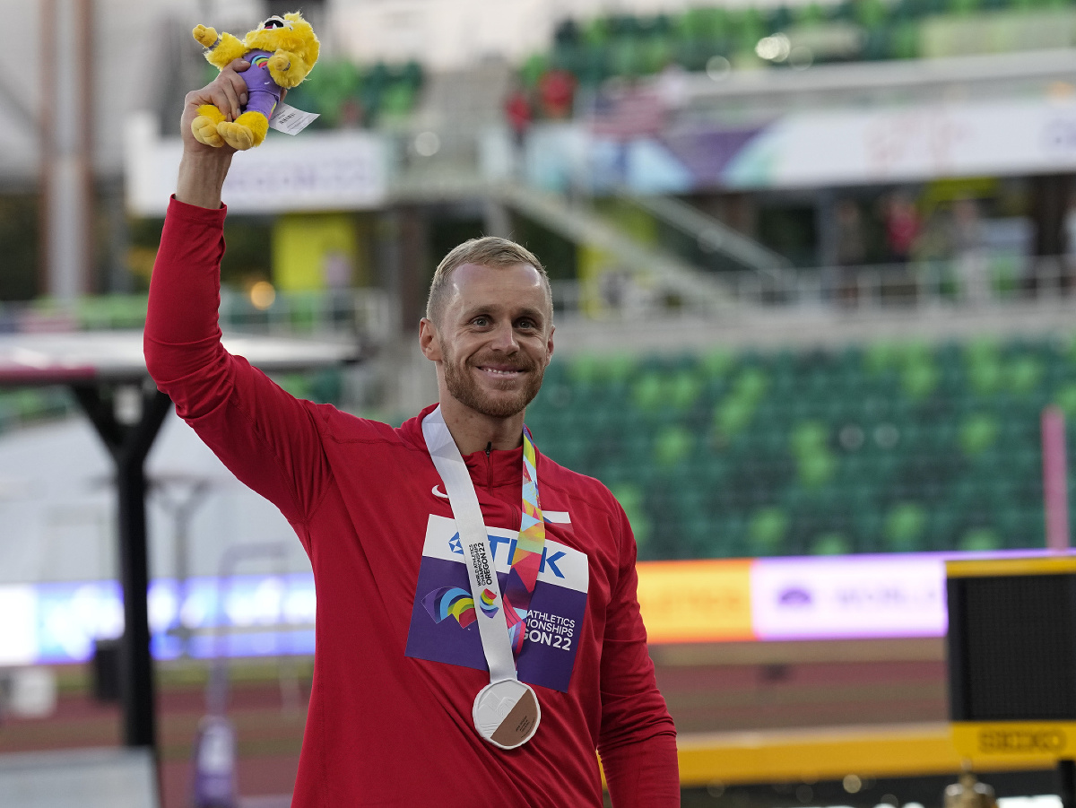 Český oštapár Jakub Vadlejch oslavuje zisk bronzovej medaily