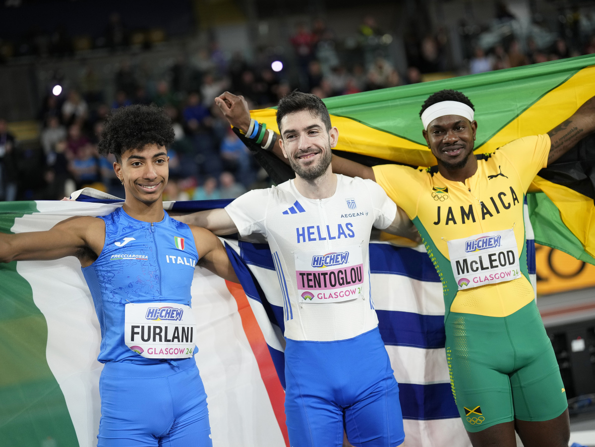 Sprava strieborný Mattia Furlani, zlatý Miltiadis Tentoglou a bronzový medailista Carey Mcleod z Jamajky
