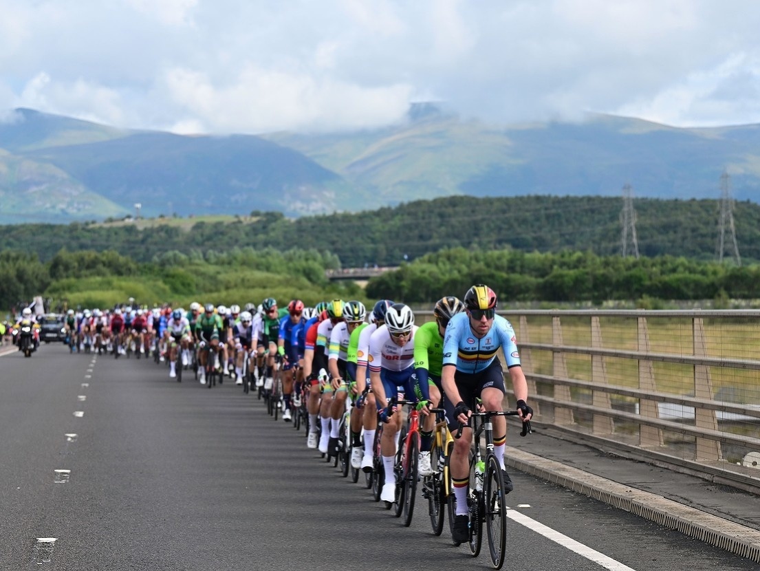 Pohľad na cyklistov počas mužských pretekov elite s hromadným štartom na cyklistických MS