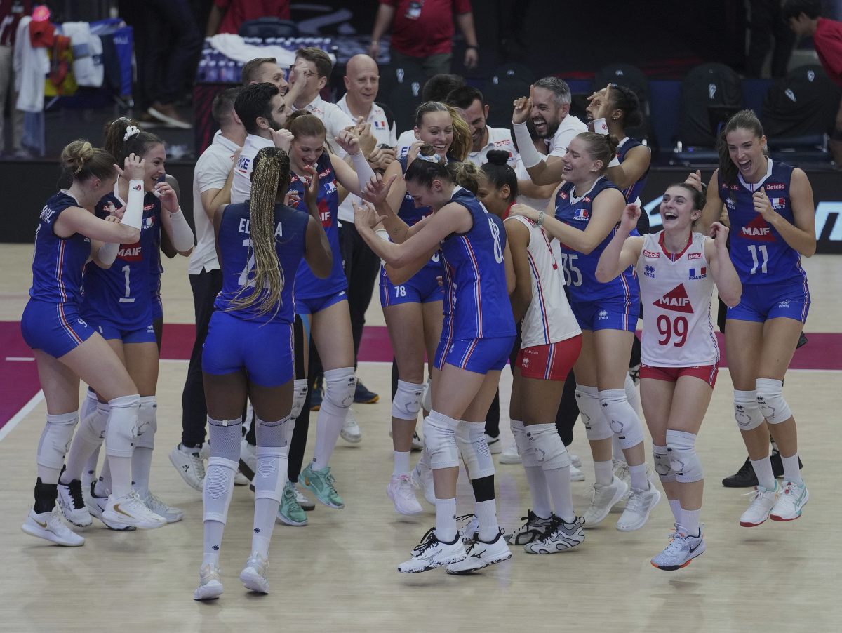 Francúzske volejbalistky sa radujú po triumfe