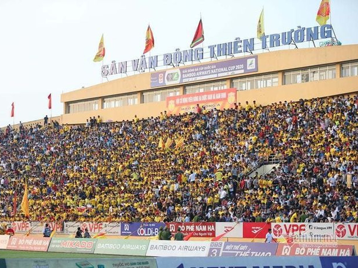 Fanúšikovia na zápase medzi tímami Nam Dinh a Gia Lai