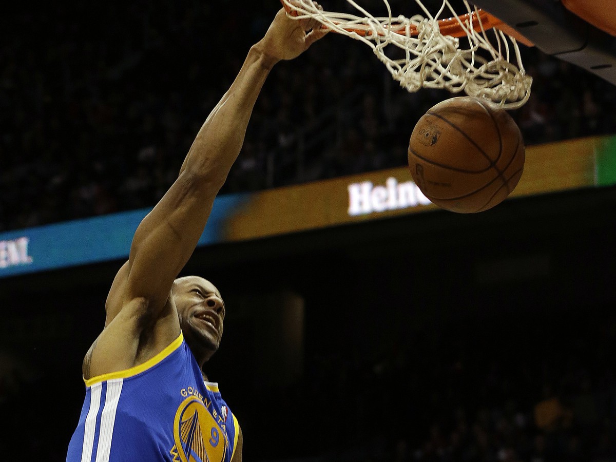 Andre Iguodala smečuje do koša