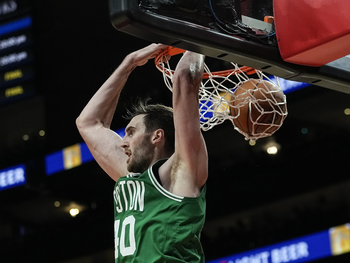 Luke Kornet z Boston Celtics skóruje 