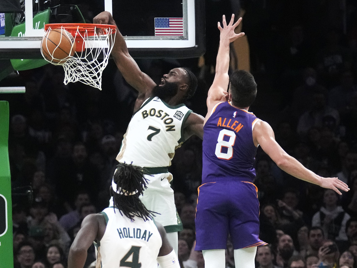 Líder Bostonu Celtics Jaylen Brown smečuje na kôš Phoenixu Suns