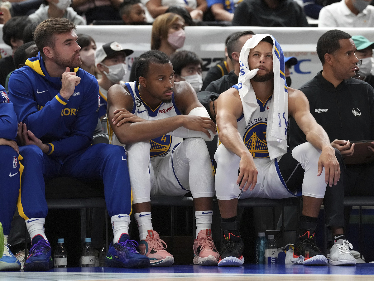 Hráči Golden State Warriors na lavičke v prípravnom zápase pred novou sezónou NBA