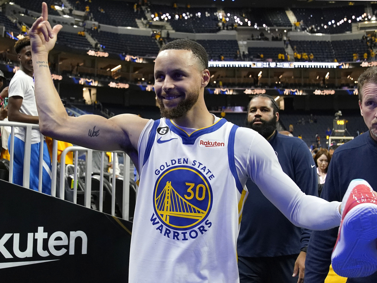 Stephen Curry (Golden State) sa raduje z víťazstva nad Lakers