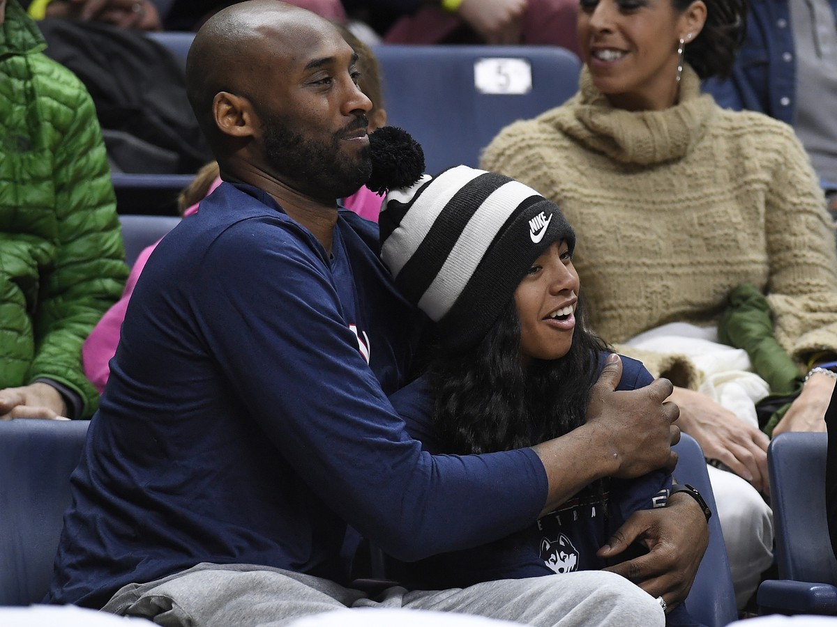 Kobe Bryant so svojou dcérkou Giannou počas sledovania univerzitného zápasu