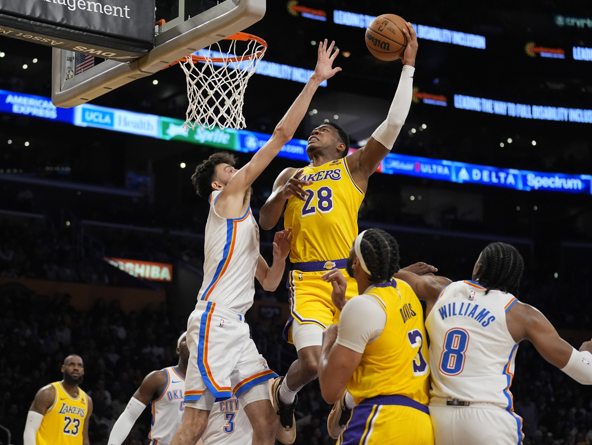 Japonský basketbalista Rui Hačimura zakončuje akciu Lakers