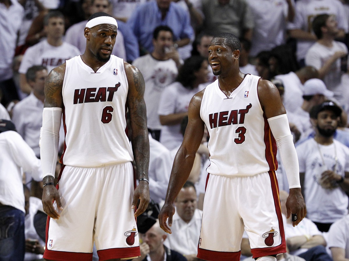 LeBron James (6) a Dwyane Wade (3) počas zápasu