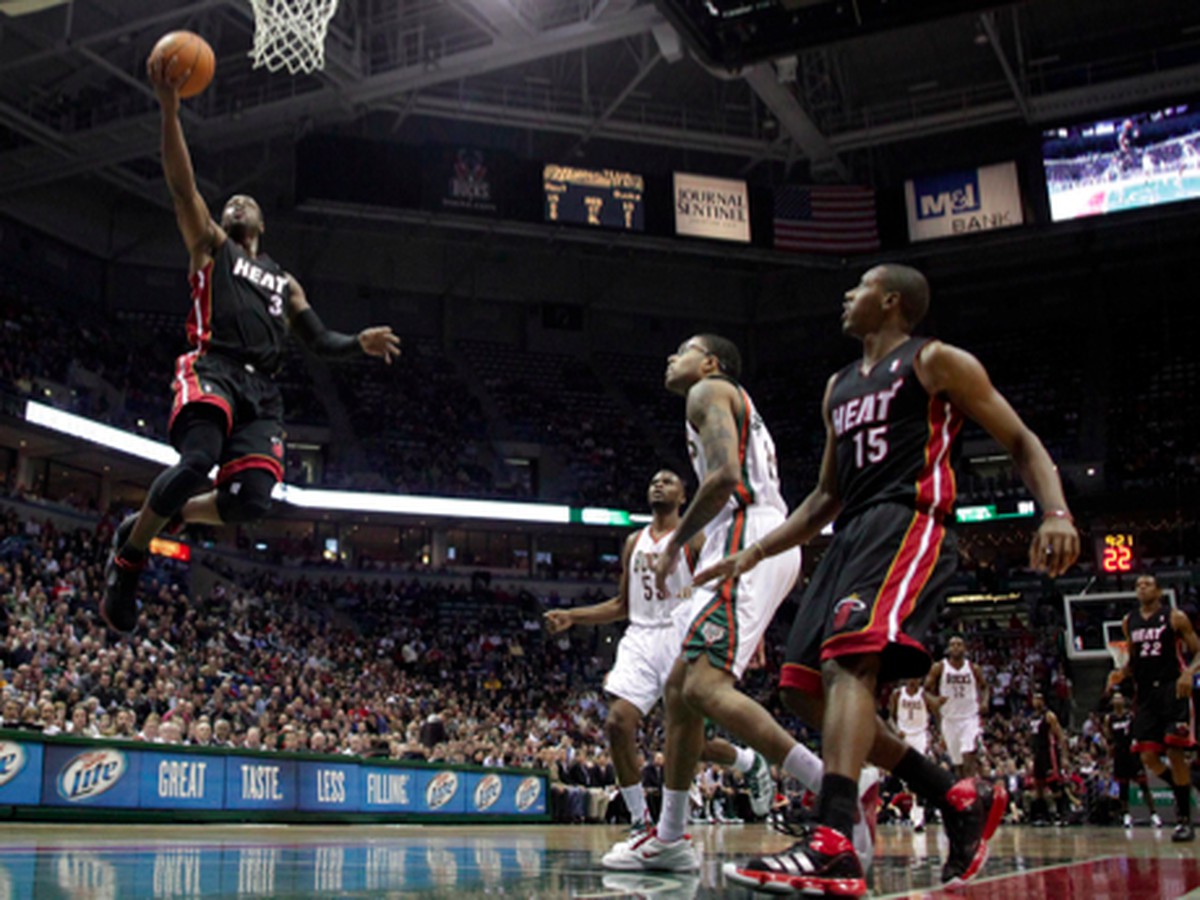 Dwyane Wade zaznamenal 25 bodov a 14 doskokov