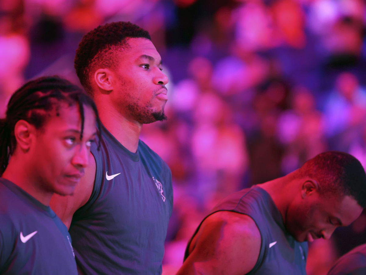 Basketbalista Milwaukee Giannis Antetokounmpo (v strede) pred prípravným zápasom Bucks
