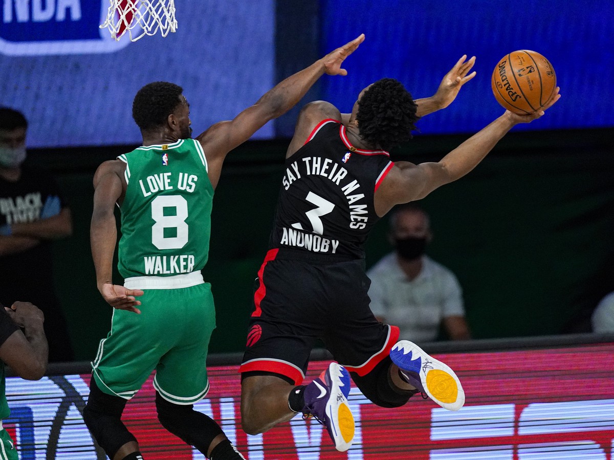 Hráč Toronto Raptors OG Anunoby (vpravo) strieľa na kôš cez Kemba Walkera z Bostonu Celtics