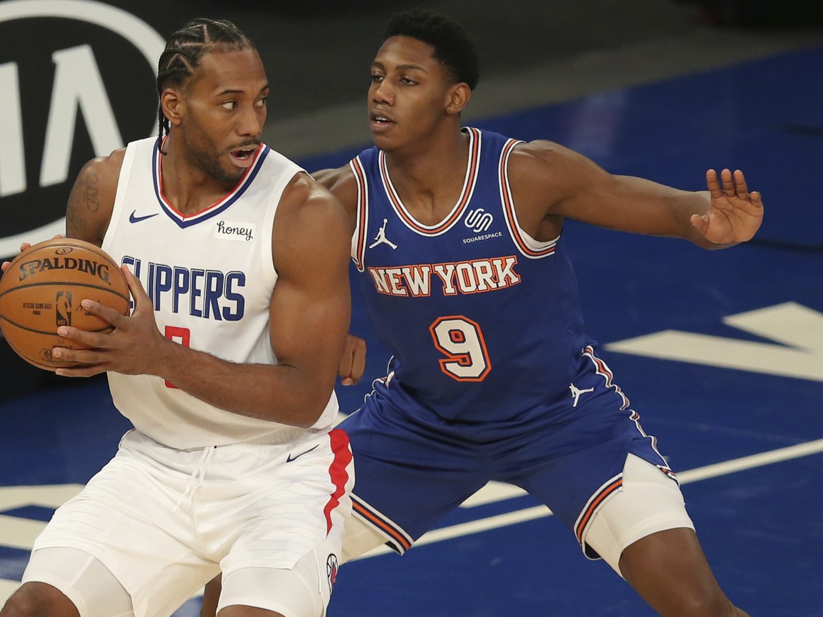 Hráč LA Clippers Kawhi Leonard (vľavo) kontroluje loptu pred RJ Barrettom z NY Knicks