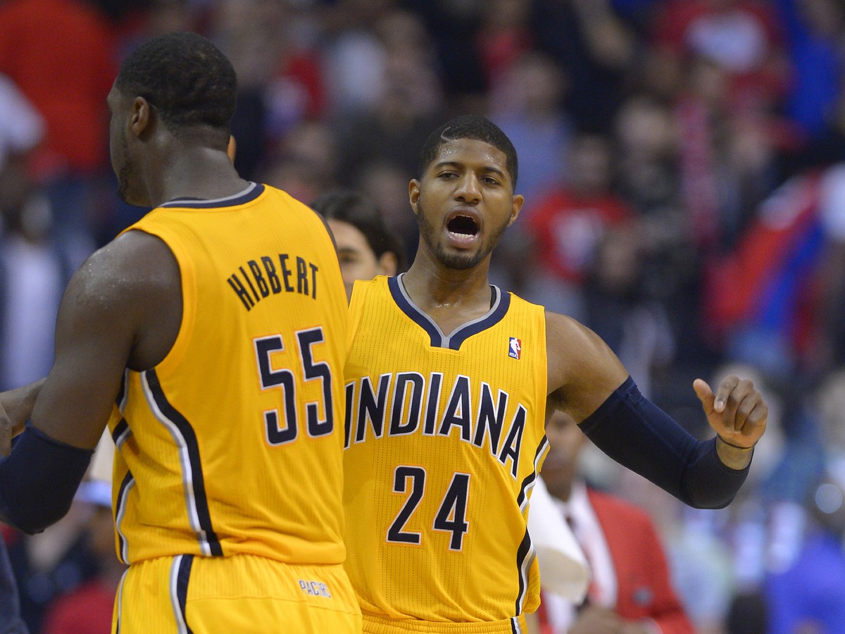 Roy Hibbert (55) a Paul George (24) z Indiany Pacers