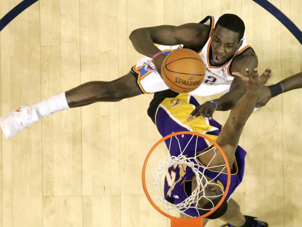 Jeff Green strieľa ponad Andrewa Bynuma