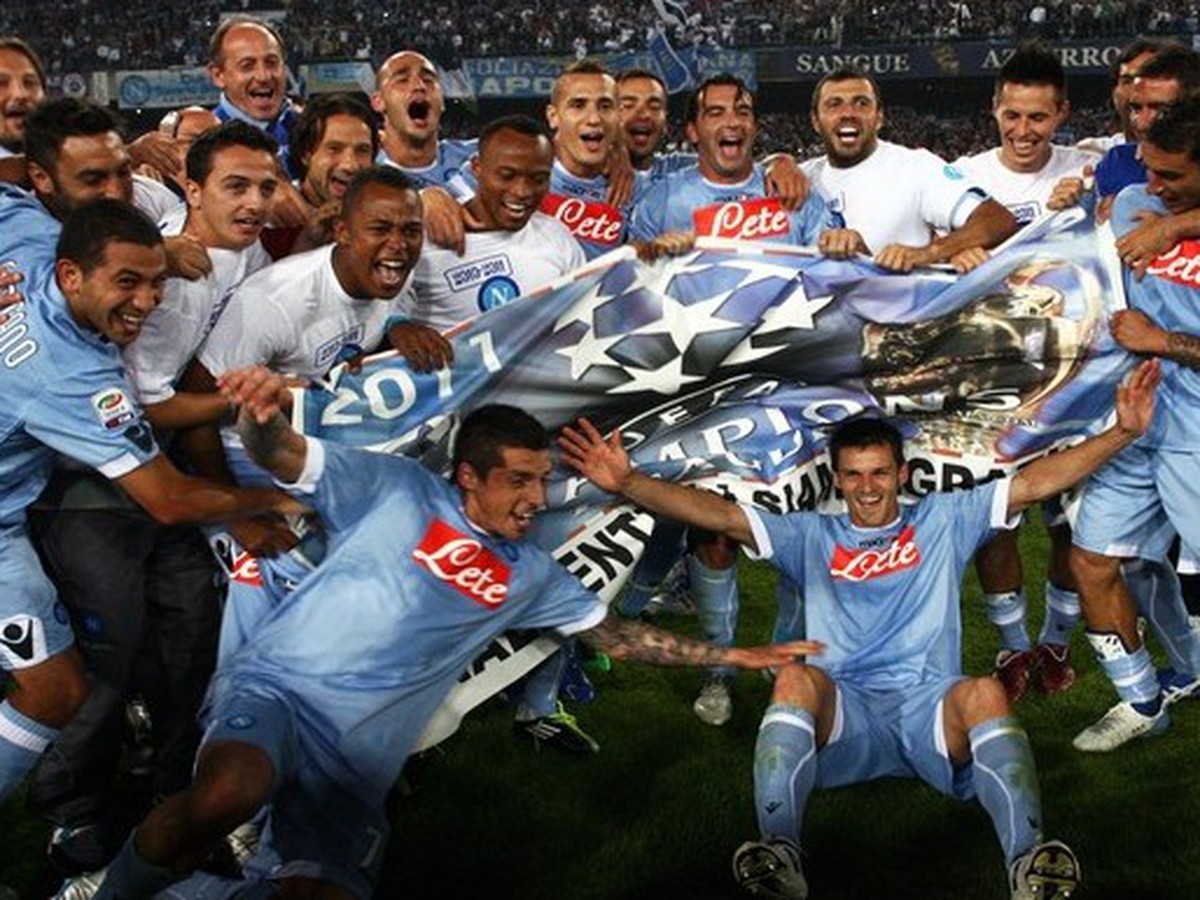 Hráči Neapola oslavujú tretie miesto v Serie A