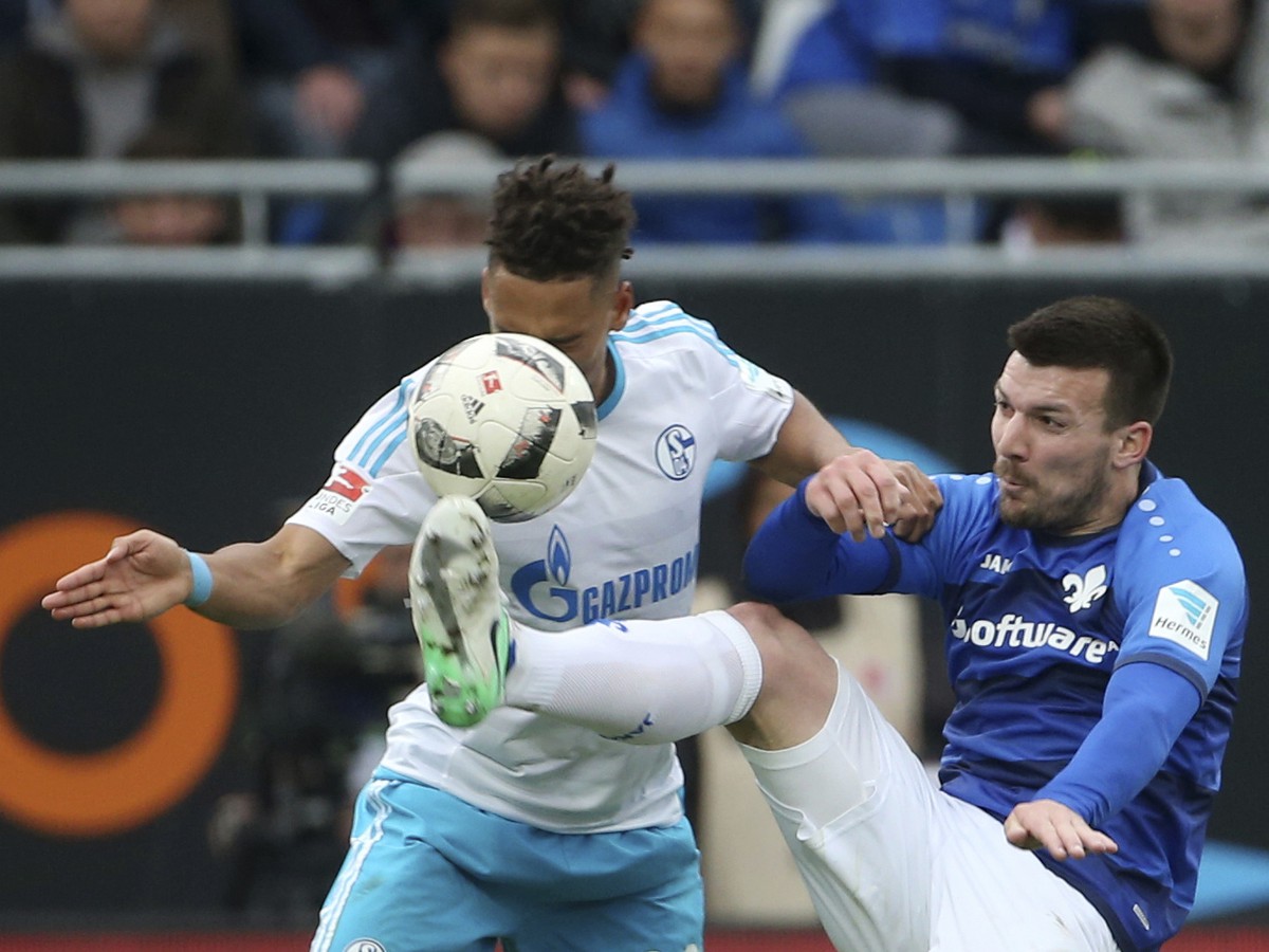 Jerome Gondorf a Thilo Kehrer v súboji Darmstadtu so Schalke