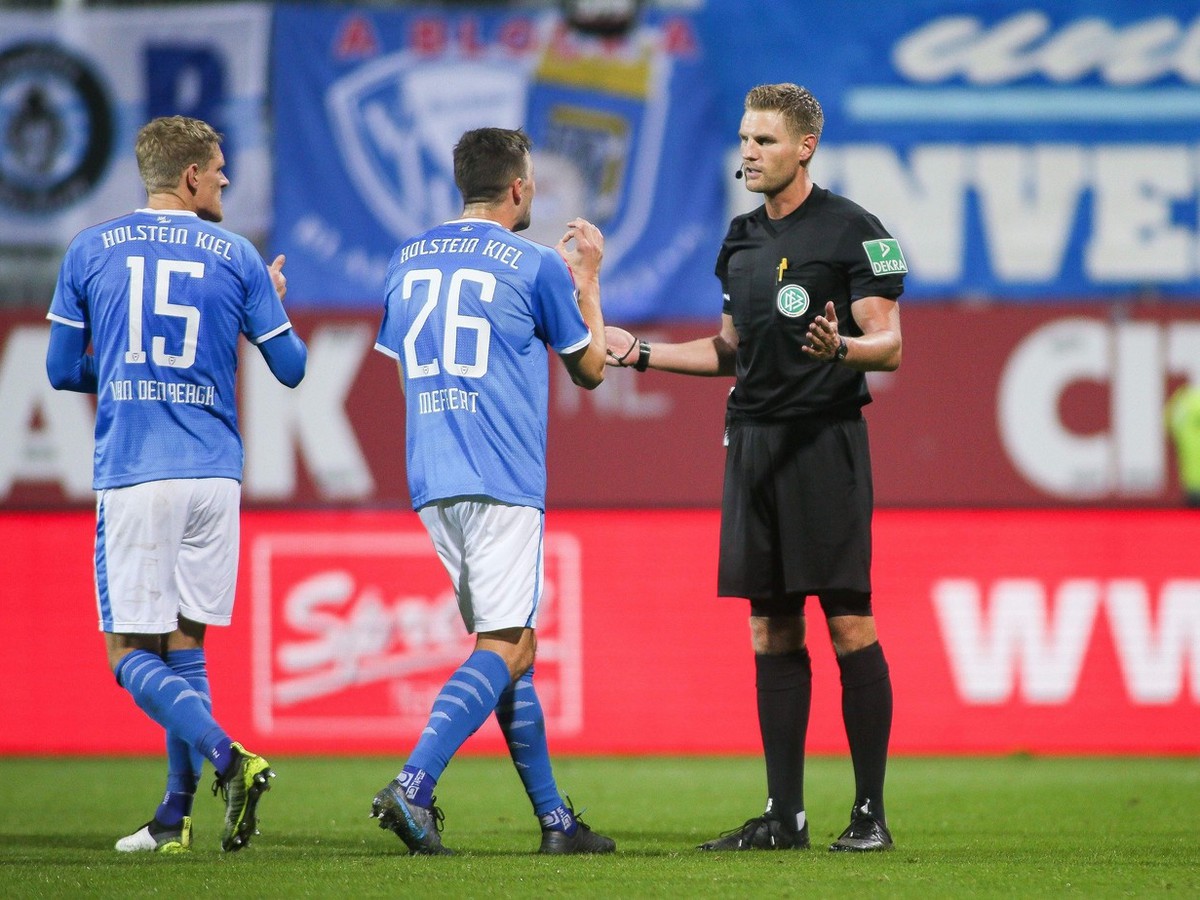 Timo Gerach odpískal kurióznu penaltu