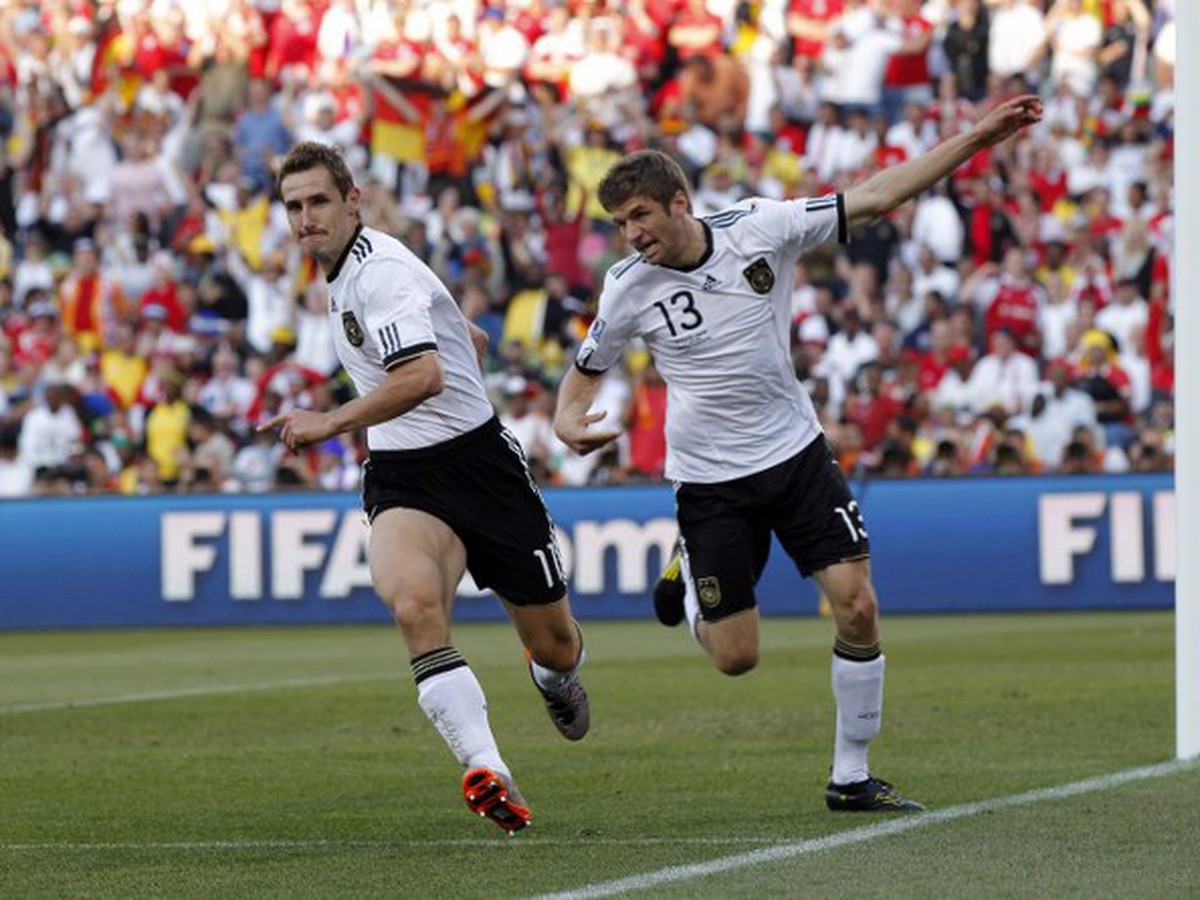 Miroslav Klose a Thomas Mueller sa radujú zo streleného gólu