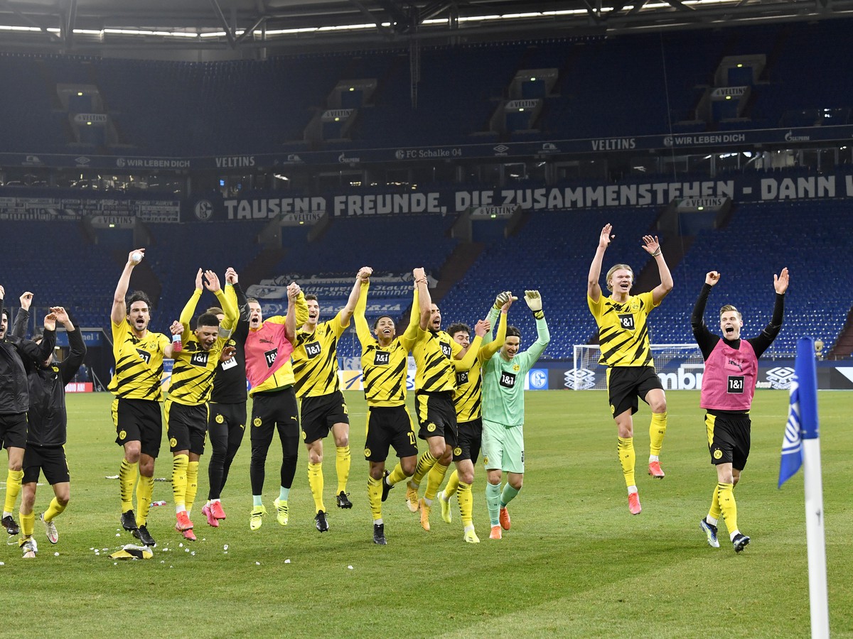 Víťazné oslavy futbalistov Borussie Dortmund po triumfe so Schalke