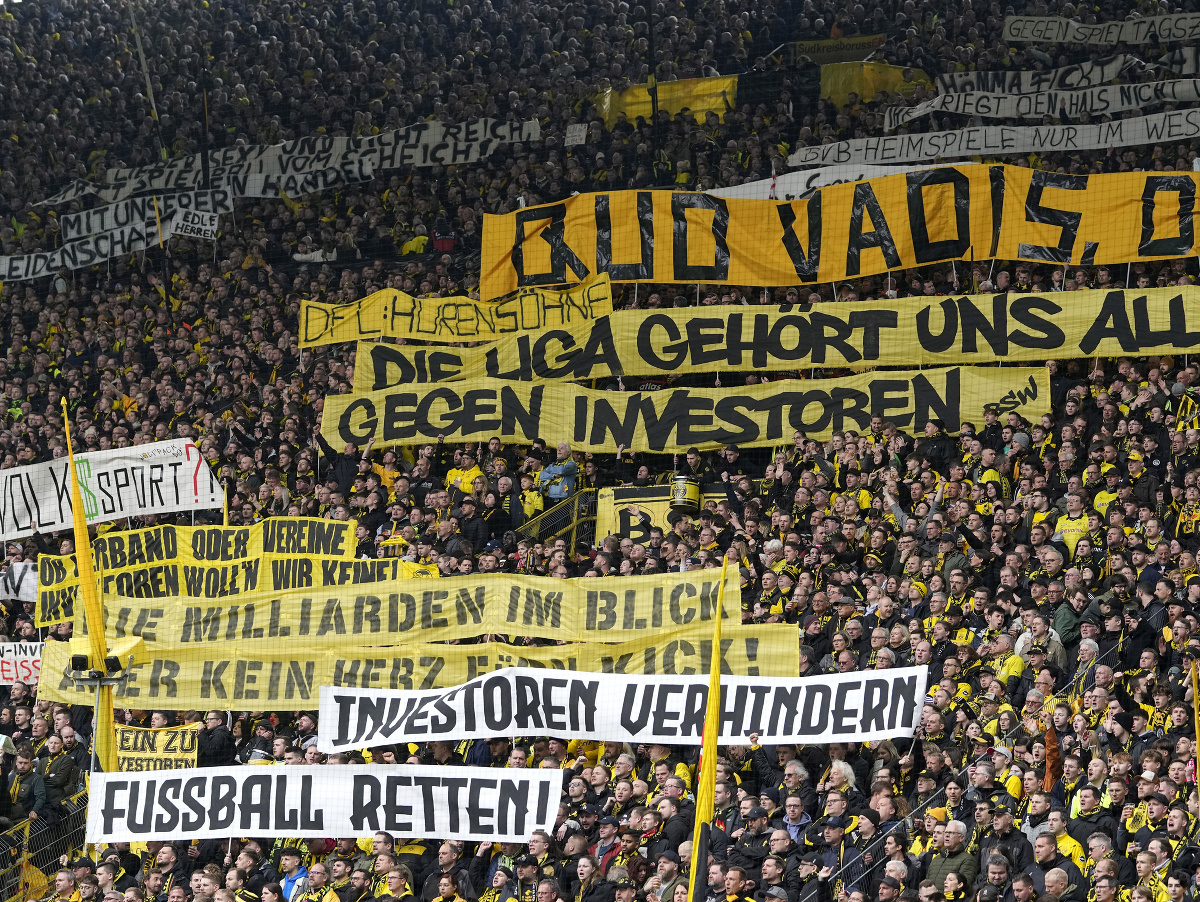 Futbaloví fanúšikovia držia transparenty na protest proti predaju vysielacích práv počas zápasu nemeckej Bundesligy Borussia Dortmund - Union Berlín v Dortmunde.