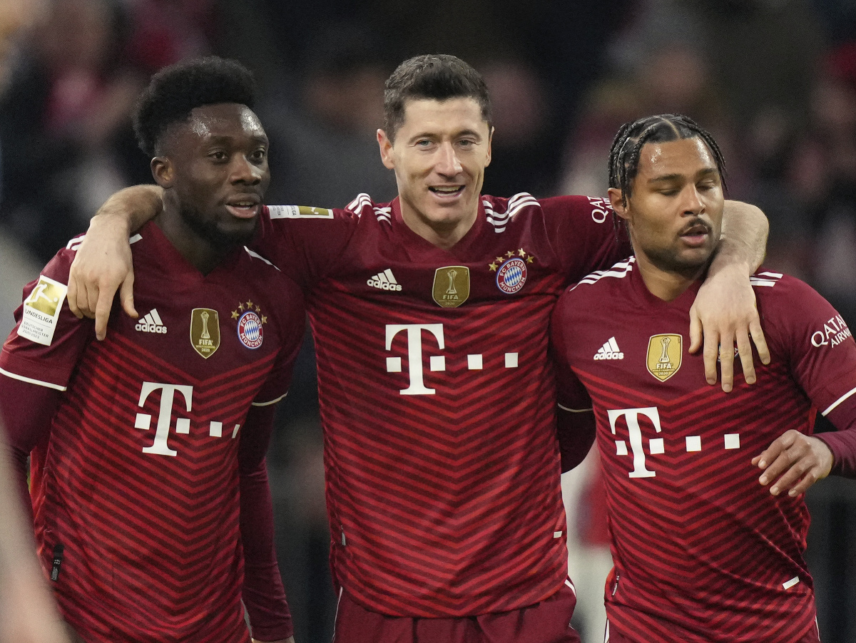 Alphonso Davies, Robert Lewandowski a Serge Gnabry oslavujú gól Bayernu