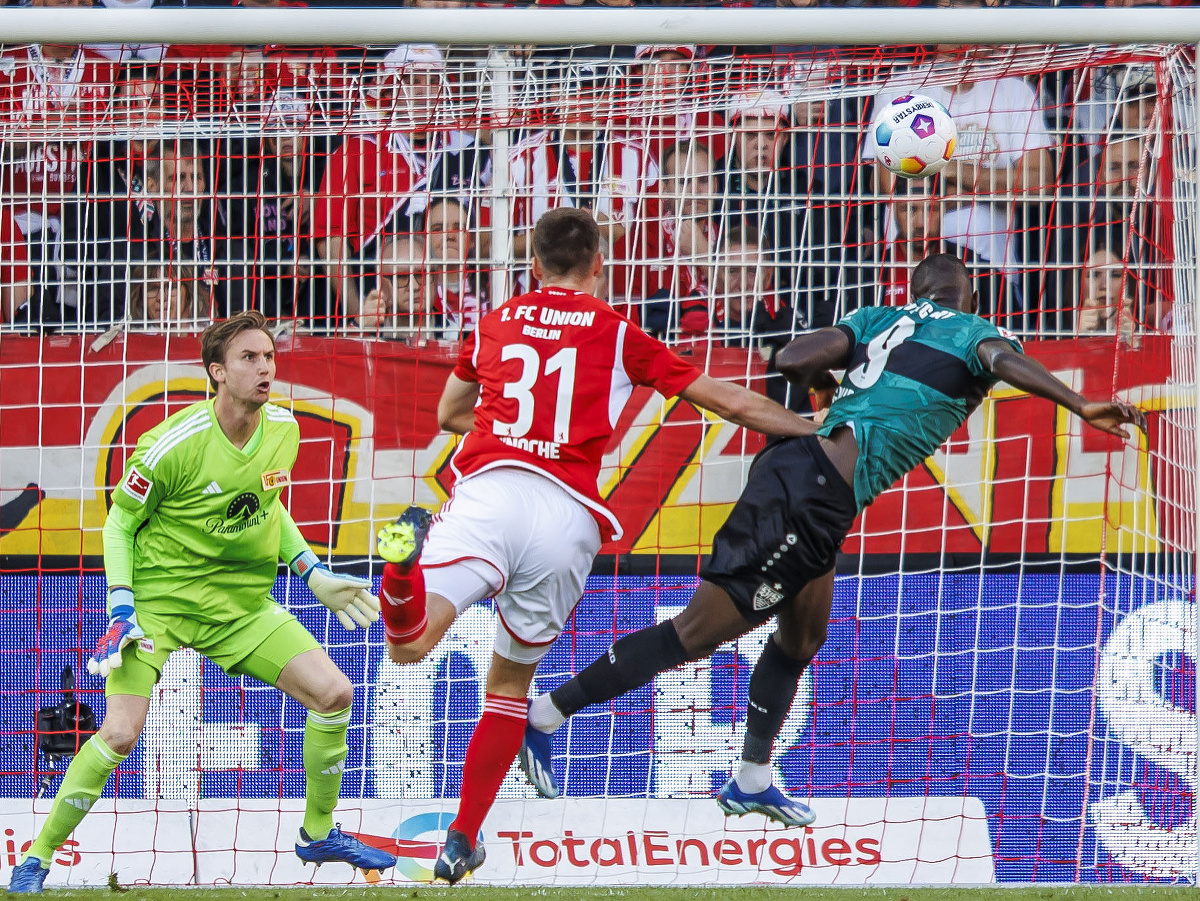 Serhou Guirassy strieľa úvodný gól Stuttgartu do siete Unionu Berlín