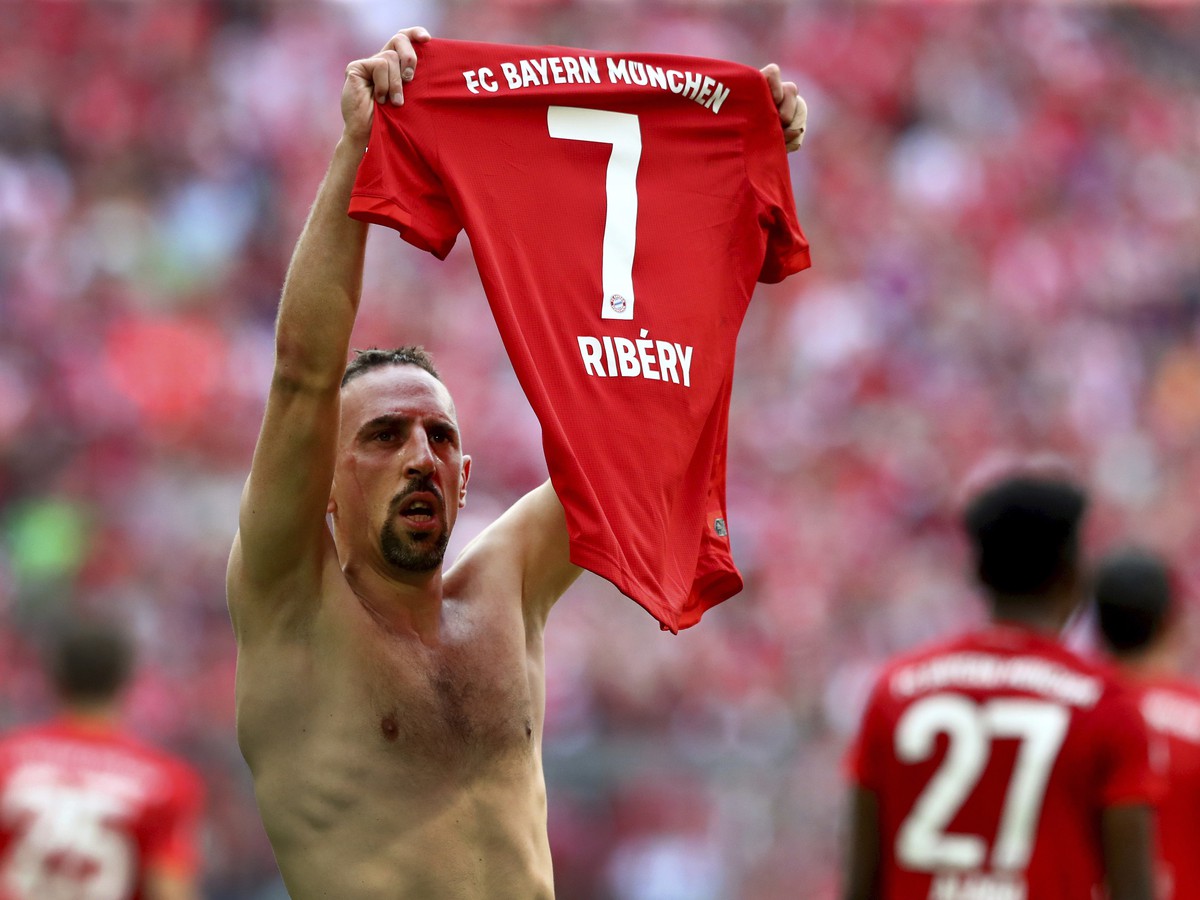 Lúčiaci sa Franck Ribéry s dresom
