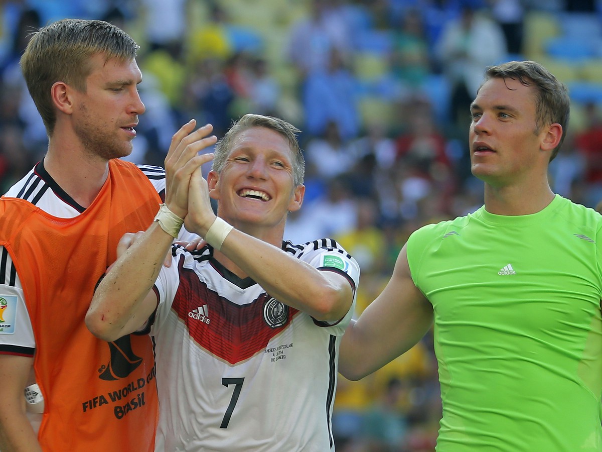 Per Mertesacker (vľavo) oslavuje so spoluhráčmi postup Nemecka do semifinále