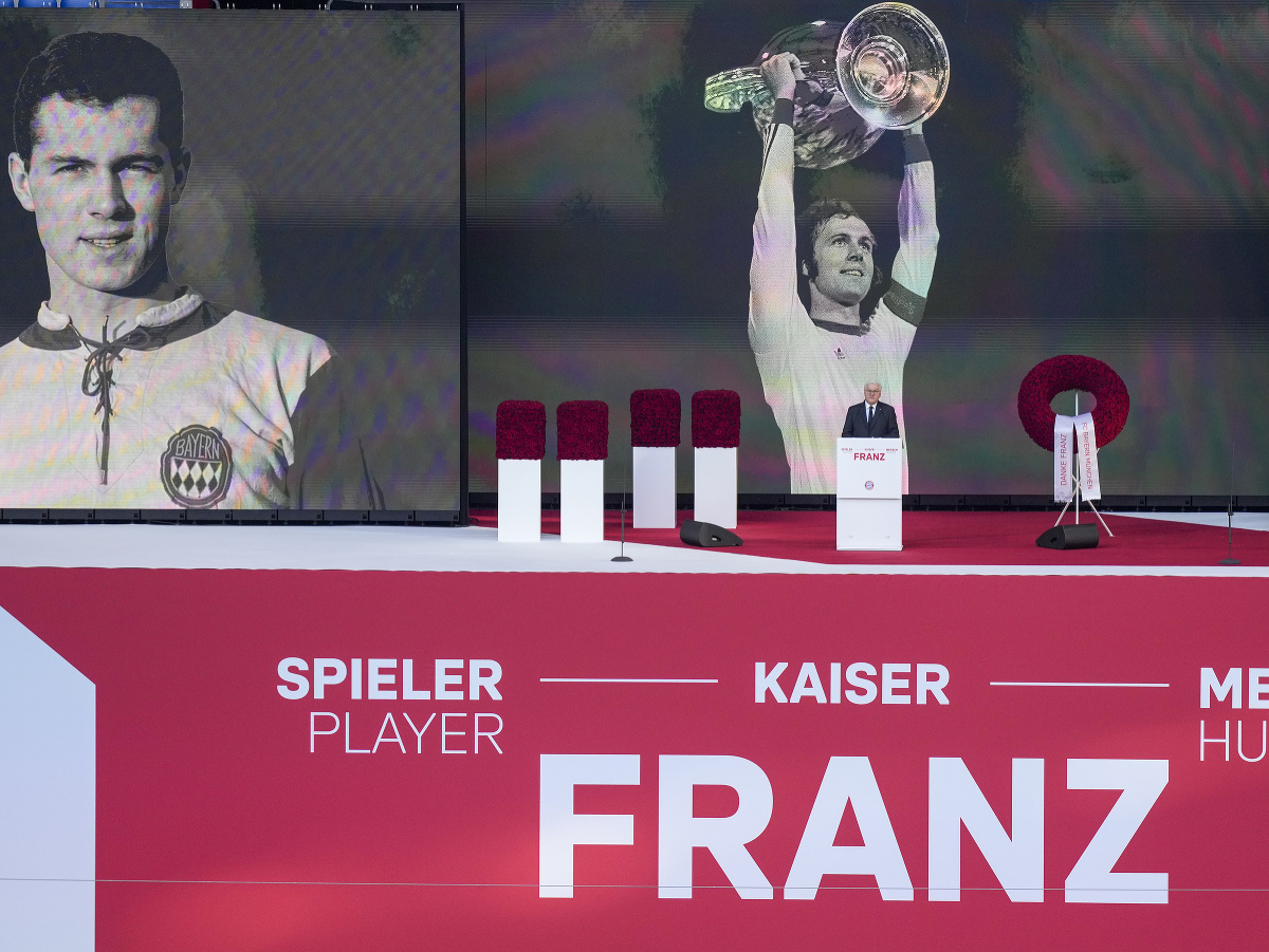 Na štadióne v Mníchove si uctili pamiatku nemeckej futbalovej legendy Franza Beckenbauera