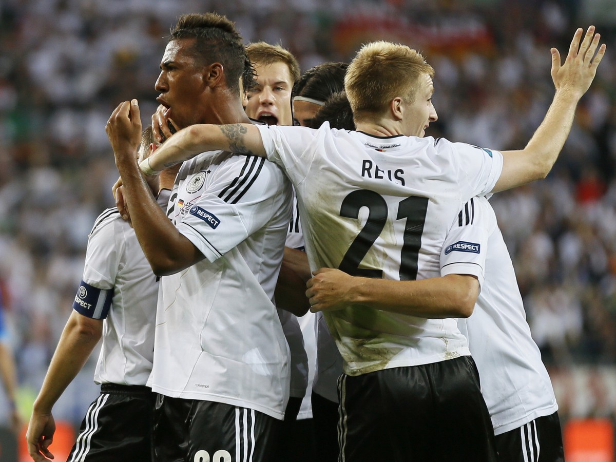 Nemci oslavujú gól do siete Grécka