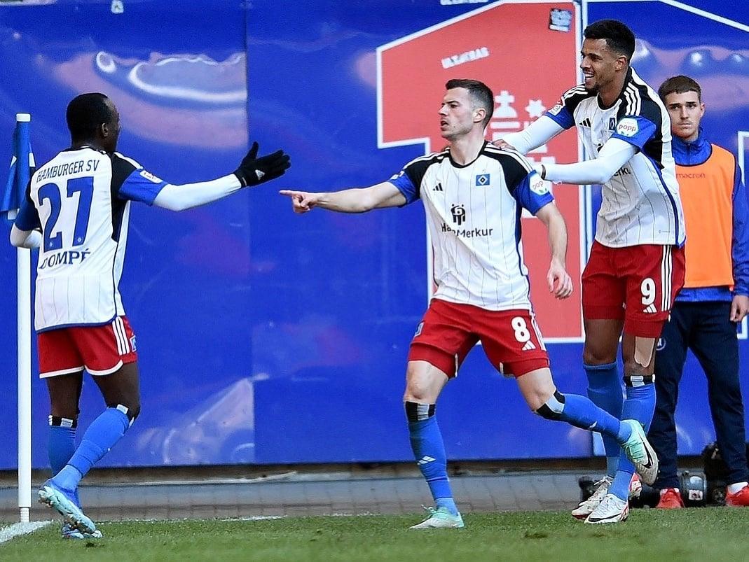 László Bénes (v strede) a gólové oslavy futbalistov Hamburgu