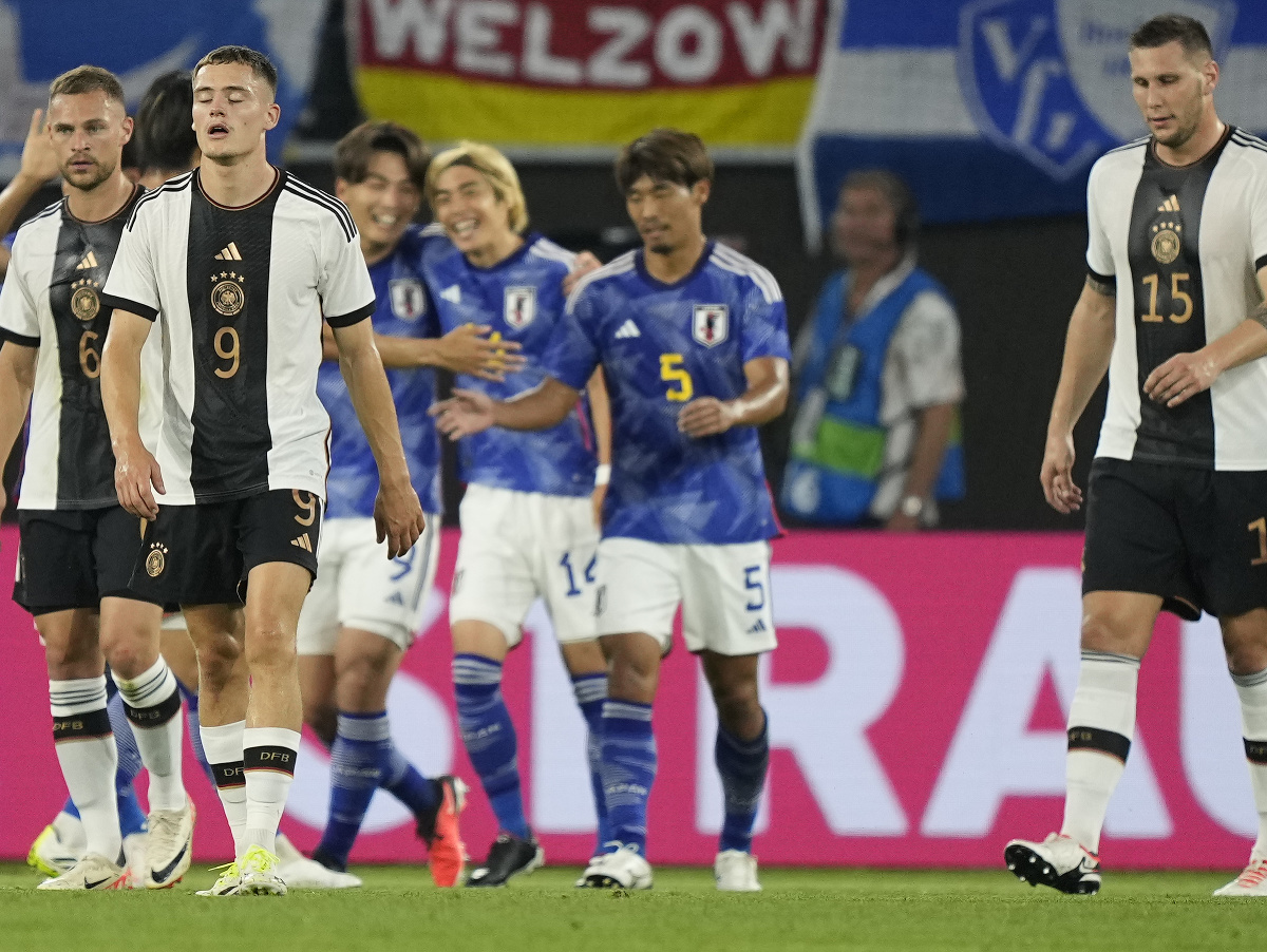 Hráči Japonska oslavujú gól, v popredí sklamaní Nemci