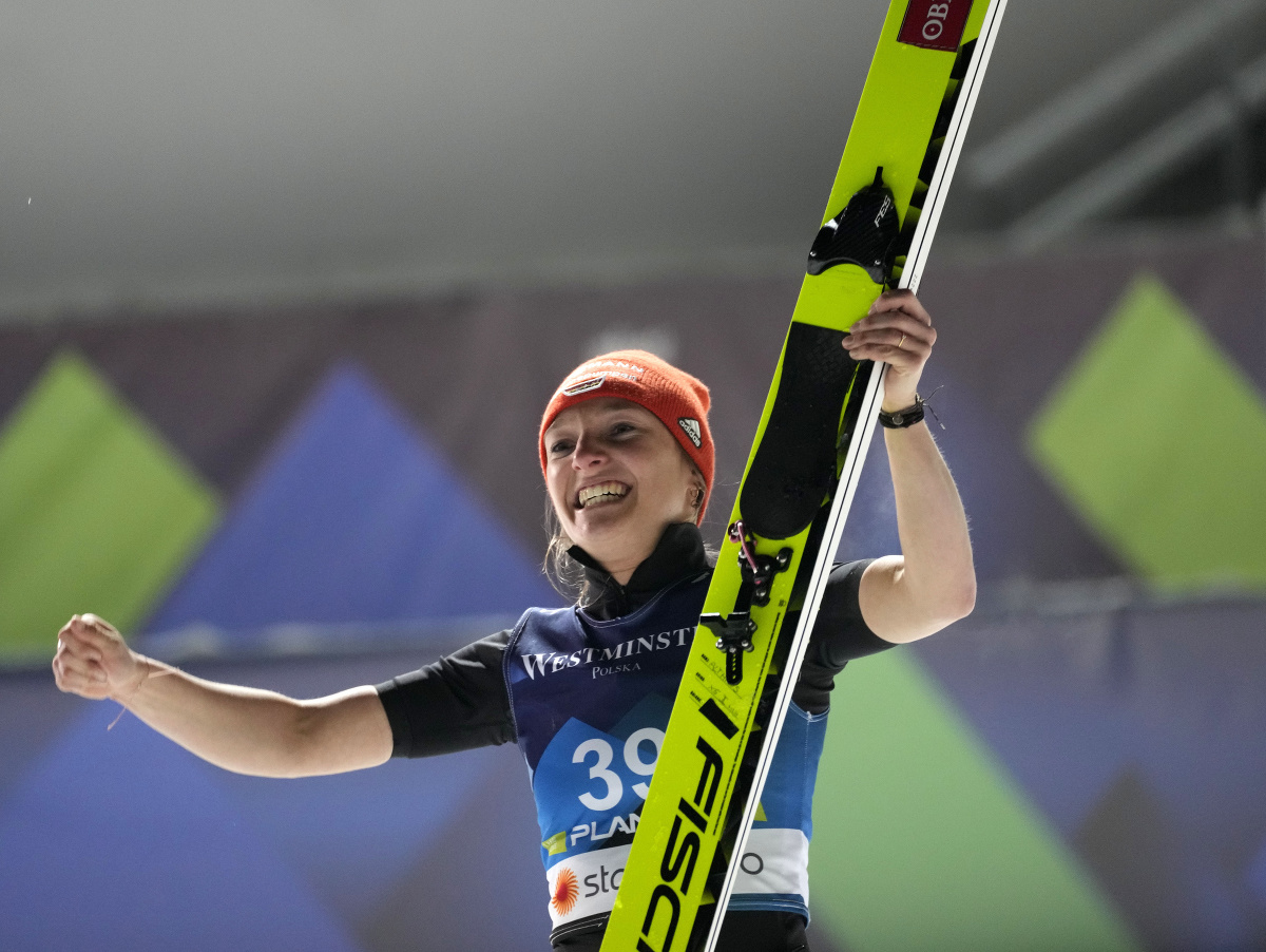 Nemecká skokanka na lyžiach Katharina Althausová získala zlatú medailu na MS v individuálnej súťaži na strednom mostíku HS-102