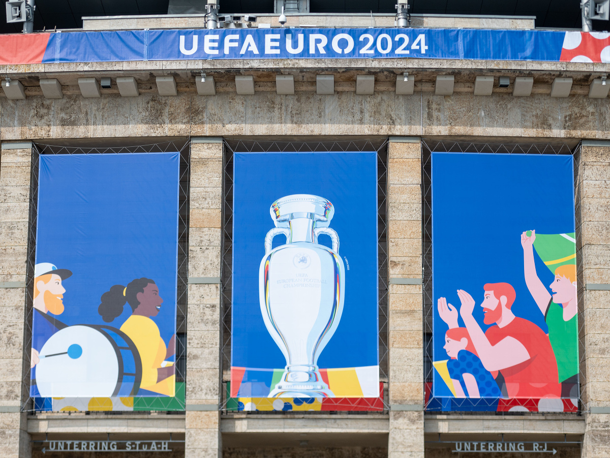 Na snímke Olympijský štadión je vyzdobený na majstrovstvá Európy vo futbale v Berlíne