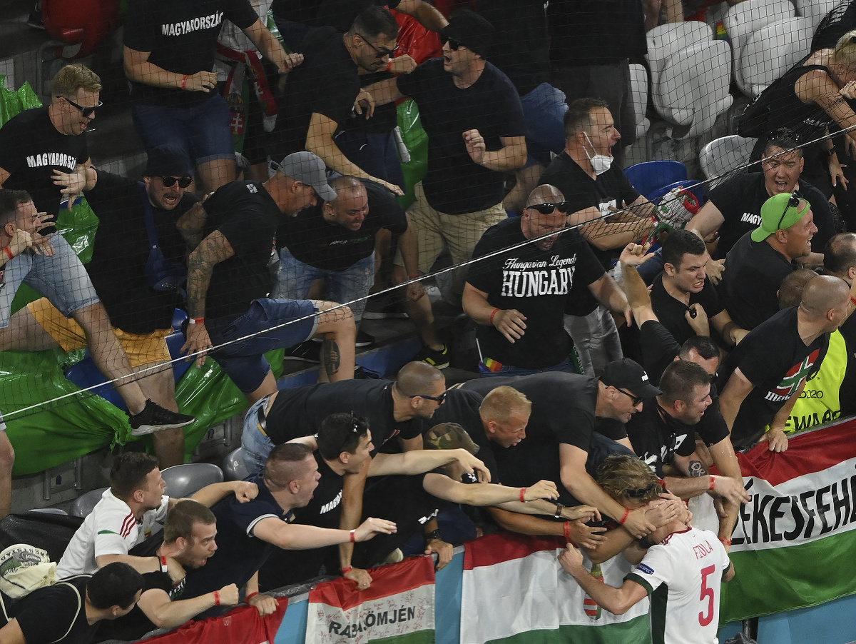 Attila Fiola v objatí maďarských fanúšikov na EURO