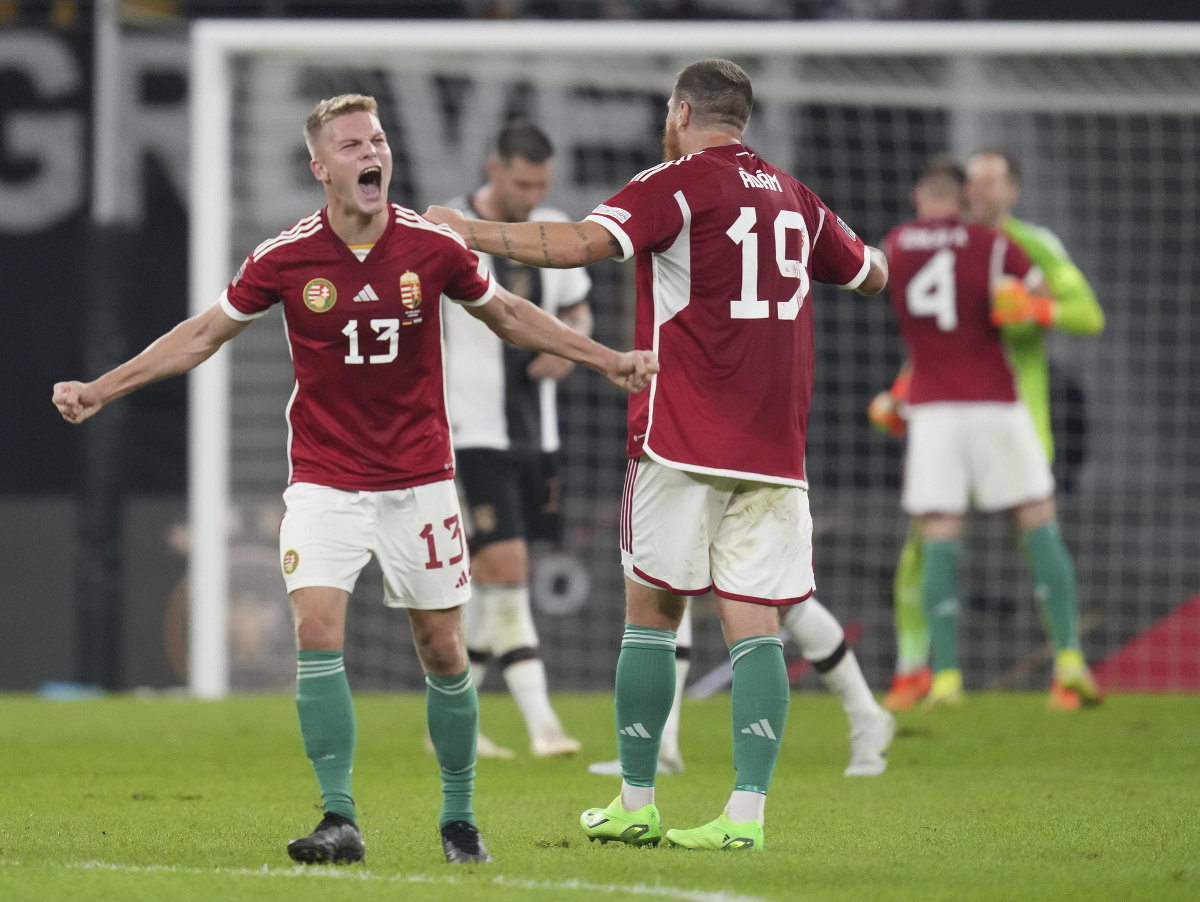 Hráči Maďarska oslavujú triumf na pôde Nemecka