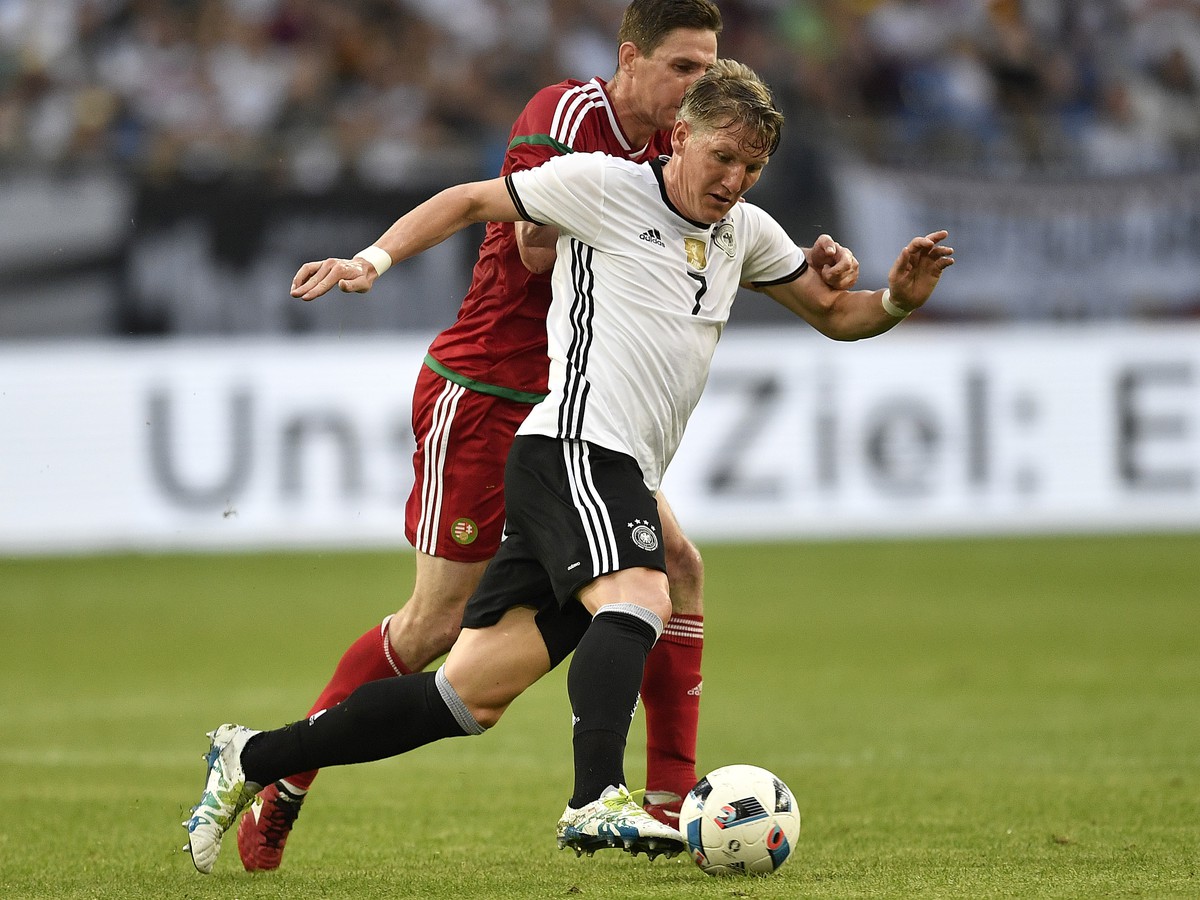 Bastian Schweinsteiger (s loptou) v súboji so Zoltanom Gerom