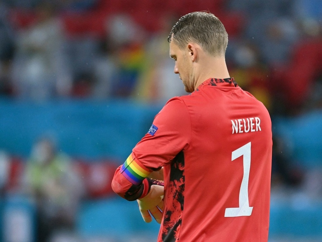 Nemecký kapitán Manuel Neuer s dúhovou kapitánskou páskou