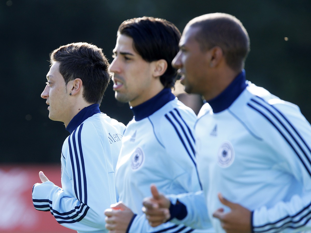Mesut Oezil, Sami Khedira a Jerome Boateng počas tréningu