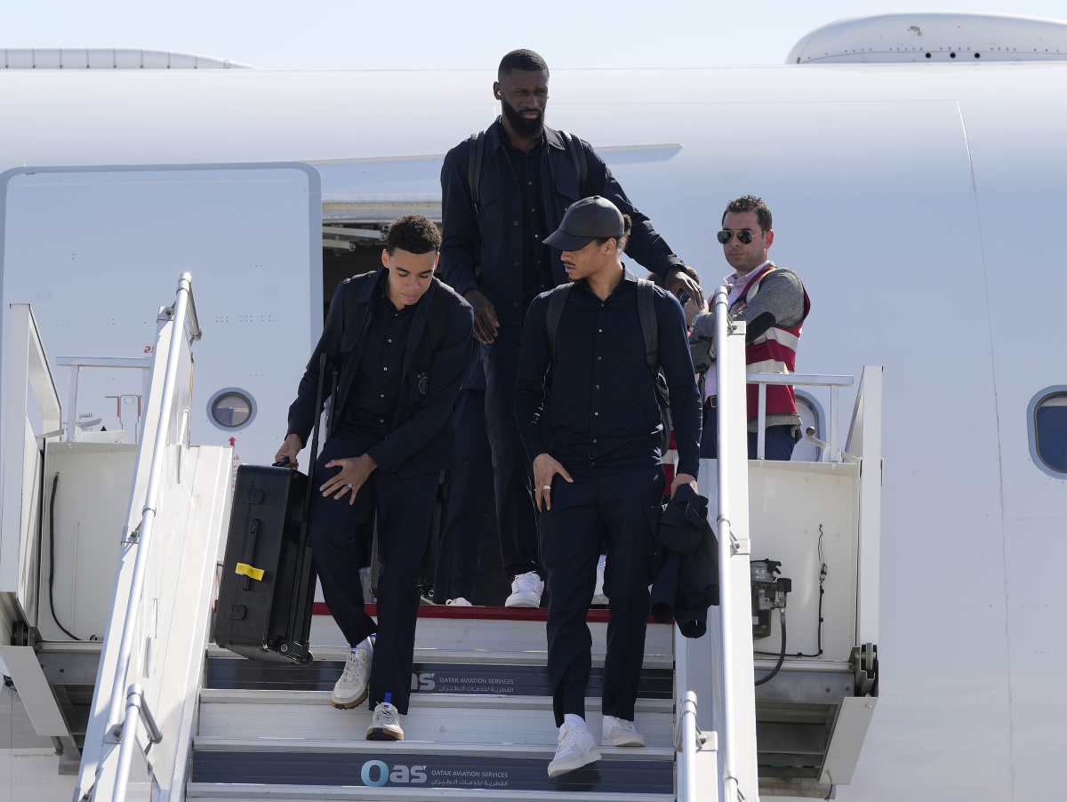 Nemeckí futbalisti Leroy Sané, Jamal Musiala a Antonio Rüdiger vystupujú z lietadla v Katare