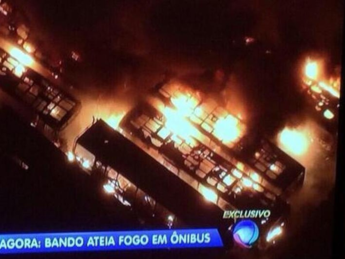 Brazílčania zapálili po porážke 20 autobusov v Sao Paule