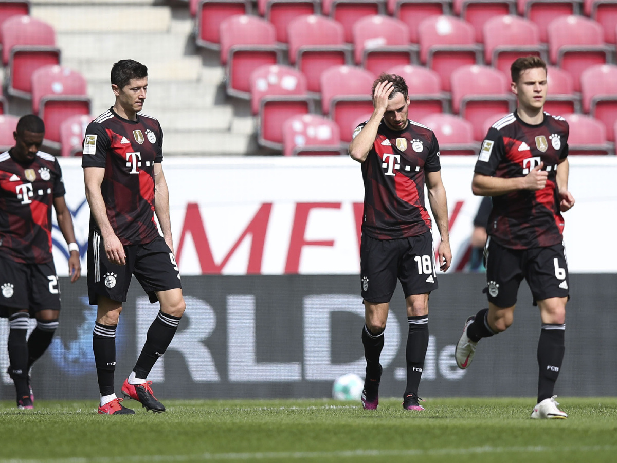 Sklamaní Robert Lewandowski a Leon Goretzka po góle Mainzu
