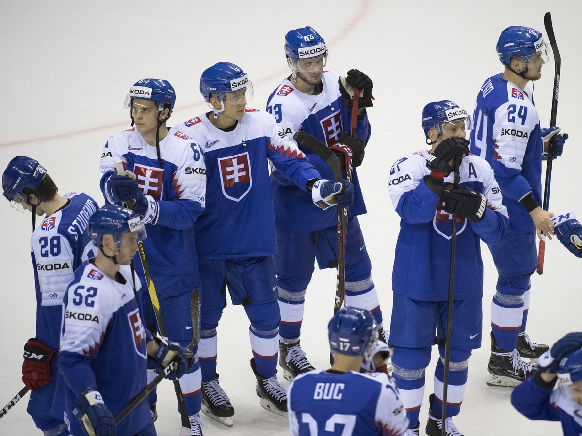 Smutní slovenskí hokejisti po prehre 2:3 s Nemeckom