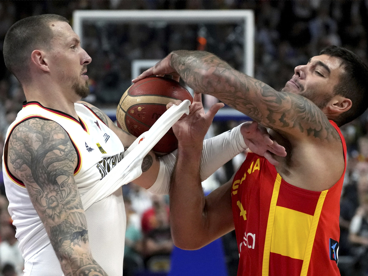 Nemecký basketbalista Daniel Theis (vľavo) a hráč Španielska Willy Hernangomez bojujú o loptu v semifinálovom súboji